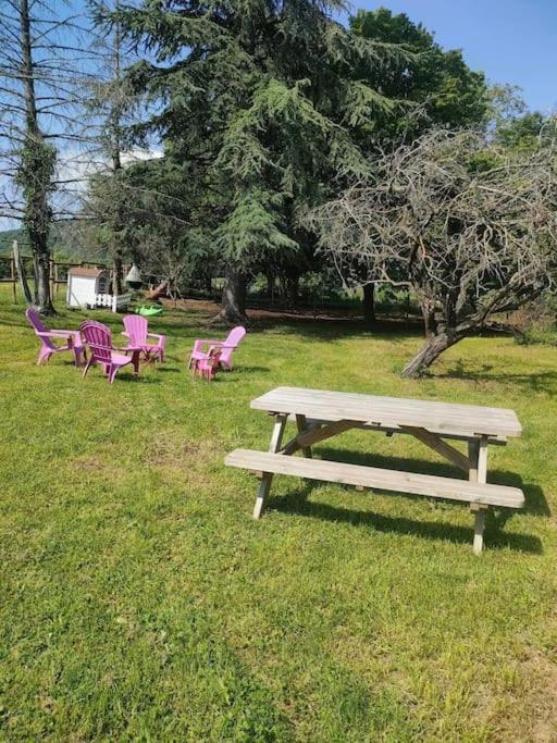 Gite La Roche Paisible Saint-Julien-de-Coppel Exteriér fotografie